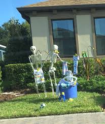 Light up find wholesale christmas party decoration online from china christmas party decoration wholesalers. Girl Notices Her Neighbor S Halloween Skeletons Are Playing Out A New Scenario Every Day And It S Hilarious Bored Panda