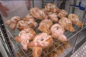 Le boulanger est un commerçant artisan qui vend les produits qu'il fabrique : Love Baguette Un Pain Dans La Gueule Du Sida