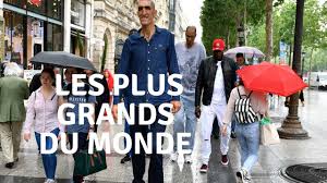 Bao xishun, 56 ans est l'homme le plus grand du monde. Les Hommes Les Plus Grands Du Monde A Paris Youtube