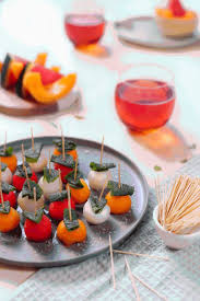Brochettes De Fruits Frais Avec Du Cidre Rose Kerisac Recettes De Cuisine Recettes De Cuisine Illustrees Fruits Frais