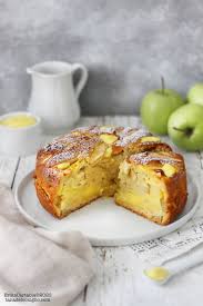 Torta di mele sfogliatella ricetta dolce facile con crema e mele e una base di pasta sfoglia che rende la ricetta semplicissima da fare. Torta Di Mele Con Crema Pasticcera La Tana Del Coniglio