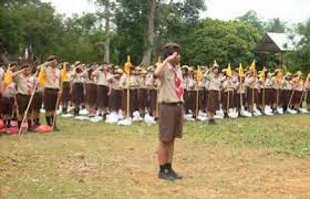 Meminta peserta didik mengamati bendera merah putih, kemudian membaca teks tentang sejarah bendera cara penggunaan bendera merah putih, antara lain cara penggunaan dalam memasang, melepas, dan menyimpan bendera. Kegiatan Pramuka Bangun Karakter Anak Depok Tren