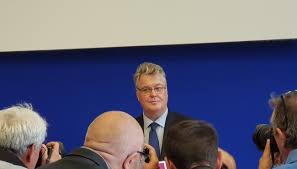 Avant la fin de l'année, il entend proposer un projet de loi sur la fonction publique qui aura notamment pour objectif politique de rendre son attractivité à l'administration. Retraites Les Preconisations De Jean Paul Delevoye