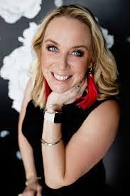 Gina Raven's Instagram, Twitter & Facebook