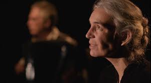 Herbe sauvage à l'ombre du dédain