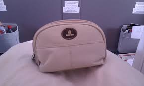 If you would like to fly on economy class, you will be permitted to carry 1 piece of cabin baggage with maximum dimensions of 55 x 38 x 20 cm and with a maximum weight of 7kgs. That Time I Was Upgraded To Business Class On Emirates Pommie Travels