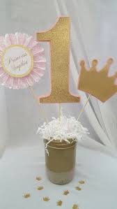 En tonos rosa, blanco y dorado. Selecciones De Centro De Mesa De Princesa Por Craftysistersplus1 Princess Centerpieces Princess Birthday Party 1st Birthday Parties
