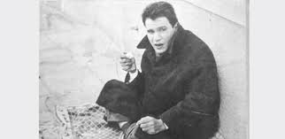 ولد عبد الحليم حافظ في 21 يونيو 1929 بقرية الحلوات التابعة لمركز الإبراهيمية محافظة الشرقية، واسمه الحقيقى عبد الحليم شبانة، وهو الابن الأصغر بين أربعة إخوة هم إسماعيل ومحمد وعليا، وتوفيت والدته بعد ولادته بأيام وقبل أن يتم عبد الحليم عامه الأول توفي والده. Ø£Ù„ÙˆØ§Ù† Ø§Ù„ÙˆØ·Ù† 41 Ø¹Ø§Ù…Ø§ Ø¹Ù„Ù‰ Ø±Ø­ÙŠÙ„ Ø¹Ø¨Ø¯ Ø§Ù„Ø­Ù„ÙŠÙ… Ø­Ø§ÙØ¸ Ø§Ù„Ø¹Ù†Ø¯Ù„ÙŠØ¨ Ø§Ù„Ù…ÙˆØ¹ÙˆØ¯ Ø¨Ø§Ù„Ø¹Ø°Ø§Ø¨