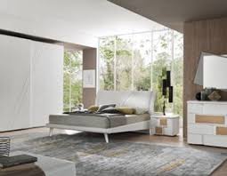 La camera da letto matrimoniale è il rifugio della coppia, è quel punto di ritrovo quotidiano dove finalmente potersi dedicare al riposo, allo stare insieme e al rigeneramento fisico e mentale (come per il soggiorno), per cui deve rispondere alle specifiche esigenze di entrambe le parti che la abiteranno condividendone gli spazi. Camere Da Letto Prezzi Outlet Sconti Online 60 70