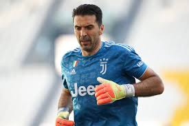 A person who does silly things, usually to make other people laugh: Fussball Torwart Legende Buffon Bricht Serie A Rekord