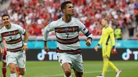 وكريستيانو رونالدو أهدر فرصة هدف كذلك للمنتخب البرتغالي في شباك اللاروخا. Ø±ÙˆÙ†Ø§Ù„Ø¯Ùˆ ÙŠØ­Ù‚Ù‚ Ø±Ù‚Ù…Ø§ Ù‚ÙŠØ§Ø³ÙŠØ§ Ø¹Ø§Ù„Ù…ÙŠØ§ Ø¨Ù…Ø´Ø§Ø±ÙƒØªÙ‡ ÙÙŠ Ù…Ø¨Ø§Ø±Ø§Ø© Ø§Ù„Ø¨Ø±ØªØºØ§Ù„ ÙˆÙ‡Ù†ØºØ§Ø±ÙŠØ§ Rt Arabic