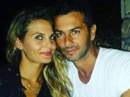 Successivamente viene mostrata l'esterna con claudia: Uomini E Donne 4 Coppie Si Sono Sposate E Hanno Avuto Un Figlio Nel 2017
