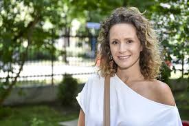 Choć kilka miesięcy temu urodziła czwarte dziecko, w pełni korzysta z uroków wakacji. Monika Mrozowska Woli Chodzic W Szlafroku Niz W Ciazowych Ciuchach Super Express Wiadomosci Polityka Sport