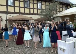 Aber ich hoffe ihr hattet trotz dem eine schöne hochzeit. Steffi S Hochzeitsblog Wie Organisiere Ich Einen Flashmob Als Hochzeitsuberraschung