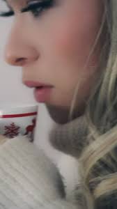 A todos quienes hicieron parte de esto tan especial , y yo que amo la  navidad 🎄 fui muy feliz haciendo esta canción ...les deseo una feliz  navidad en sus casas , que el amor y la armonia los siga ...