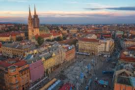 It is in the northwest of the country, along the sava river, at the southern slopes of the medvednica mountain. Fondos De Pantalla Croacia Zagreb Casa Jelacic Square Plaza Torre Desde Arriba Ciudades Descargar Imagenes