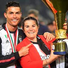 Dolores aveiro escribió un mensaje en facebook tras ver como ronaldo fue acusado por un dolores aveiro acompañó a su hijo durante su presentación como nuevo jugador de la juventus. I Ll Talk To Him Cristiano Ronaldo S Mother Wants Him To Play For Sporting Cristiano Ronaldo The Guardian