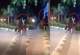 मोटिवेशनल स्पीकर विवेक बिंद्रा पर पत्नी के साथ मारपीट का आरोप, कान का पर्दा  फटा, FIR दर्ज - Up18 News