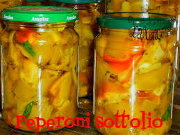 I peperoncini sott'olio sono una ricetta semplice e alla portata di tutti, ideale per condire primi e secondi piatti. Peperoni Sott Olio Immancabile Conserva Cucinare Chiacchierando