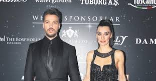 Sinan akçıl, sevgilisi otilia'nın tek gecelik kaçamak ilişkiyi sağlamlaştırır açıklamasından birkaç gün sonra çapkınlık turuna çıktı gazetecilere yakalandı. Sinan Akcil In Eski Sevgilisi Otilia Evlendigini Ogrendim Umarim Cok Mutlu Olur Takvim