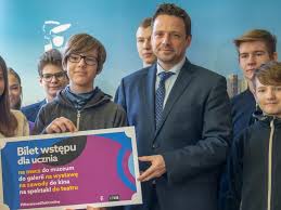 Wtedy polityk przekonywał, że już dawno obiecał dzieciom, że spędzi z nimi ten dzień. Trzaskowski Stawia Na Uczniow 100 Zl Dla Kazdego Dziecka Podwyzki Dla Nauczycieli Nowe Szkoly Doradztwo Zawodowe Zachodnie Mazowsze