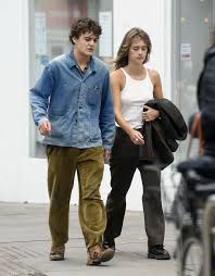 Le petit jack depp, fils de vanessa paradis et johnny depp, a été aperçu il y a quelques jours en charmante compagnie. Johnny Depp S Rarely Seen Son Jack Enjoys Cosy Walk With Camille Jansen In Paris Camille Jansen Estilo Casual Johnny Depp