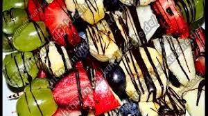 Ein selbstgemachter strauß ist etwas ganz besonderes und eignet sich hervorragend zum verschenken. Rezept Rezepte Obstspiesse Mit Schokolade Erdbeeren Apfel Heidelbeeren Banane Youtube