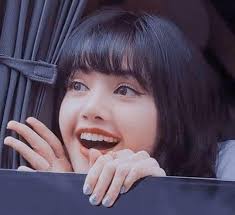 Definitivamente Lisa con cabello corto luciendo Bella