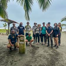 🌴 Día 1: ¡Inicia el Camino de Costa Rica! 🥾✨ Navegamos por el canal  Goshen y la Laguna Madre de Dios con nuestro capitán Julio Knight, rodeados  de monos, perezosos y basiliscos.