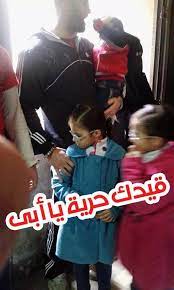 صورة رهييييبة ابتسامة الاب وهو بيلاعب ابنه نظرات البنات للكلابش في يدى ابيهم سجنك حرية يا بطل baseball cards baseball sports