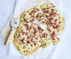 Diese Leckere Spezialitat Aus Dem Elsass Eignet Sich Sehr Gut Auch Zum Apero Dunn Ausgewallter Brotteig Mit Sauerra Flammkuchen Wahe Rezept Lebensmittel Essen