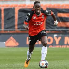 Trevoh chalobah met son pied en opposition sur corner et envoie le ballon dans le petit filet. Lorient Veut Conserver Trevoh Chalobah