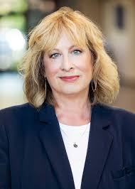 Beth Pierson's Instagram, Twitter & Facebook