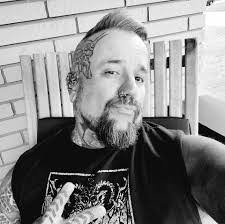 Brett Laing's Instagram, Twitter & Facebook