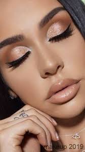 Are You Looking For Makeup Ideas For These New Year S Eve Why Are You Late Then Do Hurry And Take A Gla Holiday Makeup Looks Party Makeup Looks Golden Makeup