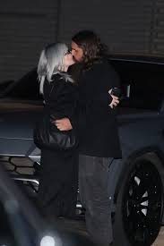 Celebs vastgebonden aan legendes op de shirts van kendall en kylie klinken af. Kelly Osbourne S Relationship With Erik Bragg Explained Hollywood Life Pen Pusher Hackette