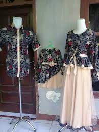 Model baju ini sangat cocok dikenakan bagi kamu yang berhijab dan memiliki postur tubuh yang tinggi. Pin Di Desain Gamis