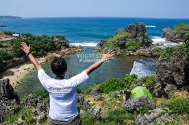 Sesampai di sana, sobat bakal merasakan suasana nyaman khas pegunungan. Pantai Nglambor Akuarium Semesta Yang Dijaga Sepasang Kura Kura Raksasa