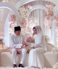 Beliau dilahirkan sebagai noor neelofa binti mohd noor pada 10 februari 1989 di pasir mas, kelantan. Ini Hari Bahagia Kakak Saya Neelofa Kosmo Digital