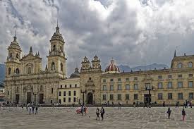 El gobierno de colombia dispuso que todas las ciudades de colombia que registren una ocupación de camas de cuidados intensivos mayor al 80 % deberán cumplir un toque de queda nocturno por dos semanas para apaciguar el impacto del coronavirus en el país. Fin De Semana De Cuarentena Total En Bogota Y Toque De Queda General