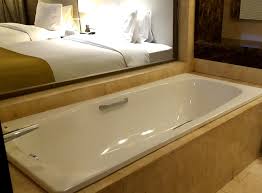 Dalem kamar ada tv dan jg ada kulkasnya. Nyamannya Menginap Di Hotel Crowne Plaza Bandung Bikin Lupa Pulang Cerita Daffana