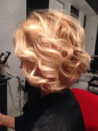 Honey Blonde Natural Wavy Hair Curled Bob Strawberry Blonde Shoulder Length Bob Perfect Haircut Natural Wavy Hair Curly Hair Styles Curled Hairstyles