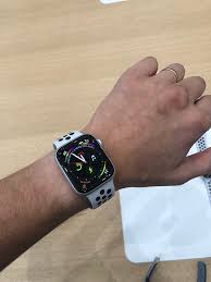 Red dot on apple watch. Neil Cybart On Twitter Larger Apple Watch Series 3 Red Dot Vs Larger Series 4 New One Is Thinner To A Degree That It S Noticeable