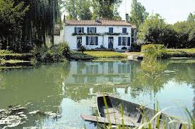 La Maison Aux Volets Bleus Volets Bleus Paysage France Arcais