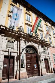 Karácsony gergely hangsúlyozta, zöld és baloldali programmal indul, amely egyszerre van tekintettel azokra, akik a világvége miatt, illetve azokra, akik a hónap vége miatt aggódnak. Ma A Harom Kiralyfi Harom Kiralylany Karacsony Gergely Facebook