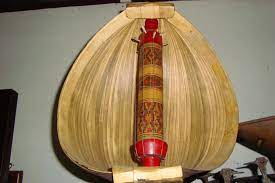 Masyarakat di sikka timur tahu alat musik tradisional ntt yang ini sasando merupakan alat musik dawai yang dipakai dengan cara dipetik. Sasando Alat Musik Tradisional Dari Rote Radio Suara Wajar 96 8 Fm