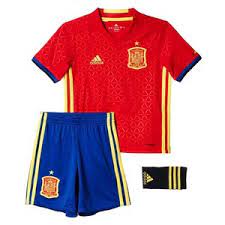 De prijs van het voetbalshirt is € 89,95 voor volwassenen en € 69,95 voor kinderen. Spanje Tenue Mini 2016 2017 Kopen Voetbaltenues 2016 17 Kinderen