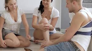 Üniversiteli kızlarla şişe çevirmece grup seksle sonlanıyor - Porno Sex  Filmleri