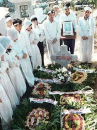 The funeral customs of vietnam vary by family, according to that particular family's religion. Death Rituals In Vietnamese Society Ethnomed