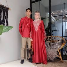 Salah satu baju kondangan yang menjadi baju pesta kekinian 2019 yaitu baju kondangan kebaya modern. Baju Trend Kekinian Arsarah Couple Bahan Maxmara Baju Couple Pasangan Kondangan 2020 Baju Couple Suami Istri Baju Couple Pria Dan Wanita Baju Couple Muslim Baju Koko Pria Dan Gamis Wanita Merah Navy Mocca